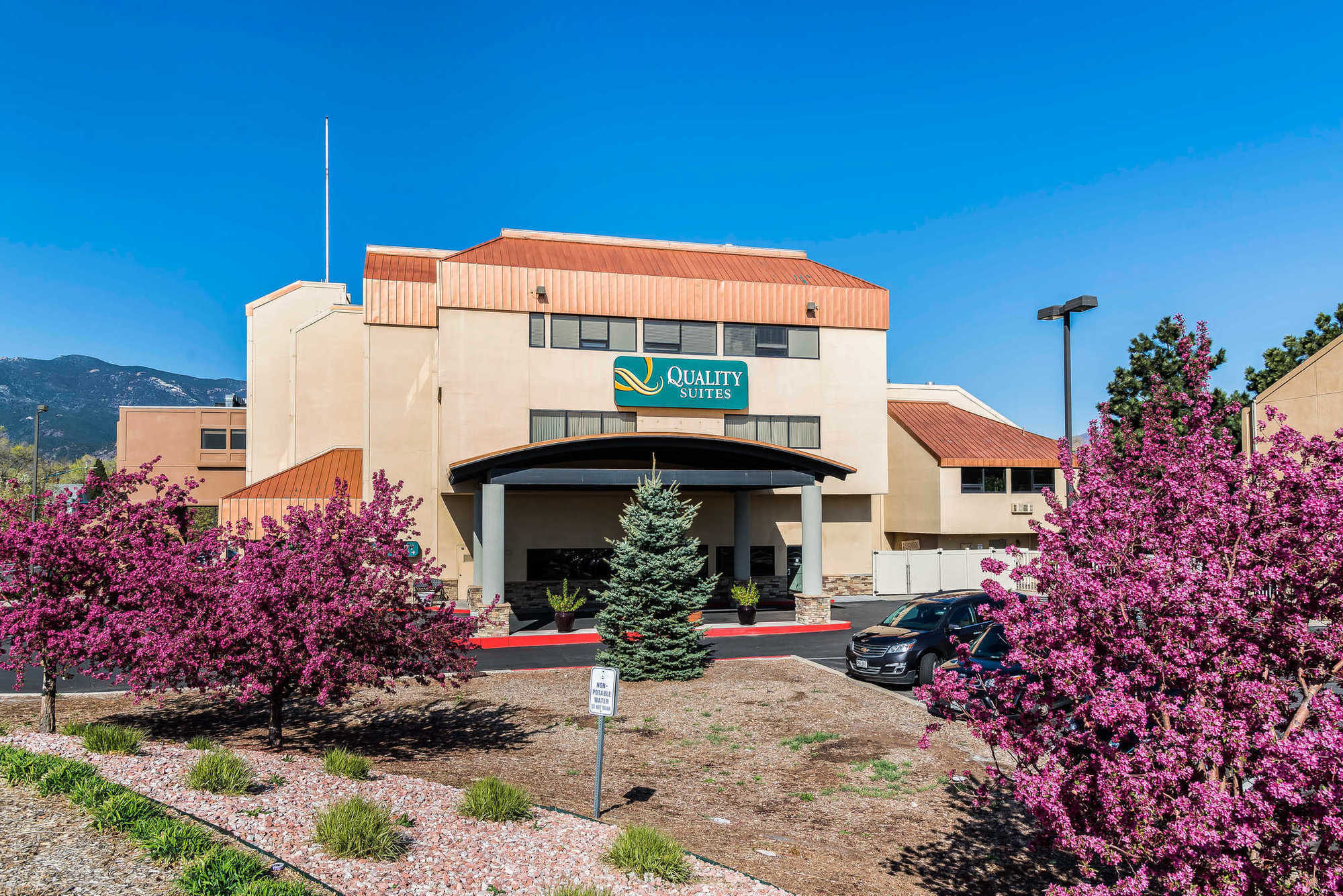 Quality Suites Central Colorado Springs Exterior photo