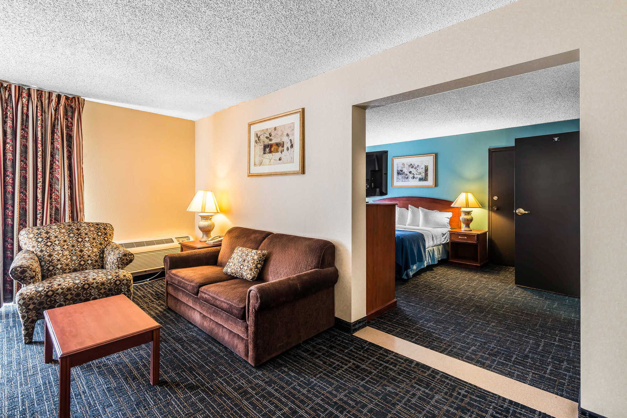 Quality Suites Central Colorado Springs Room photo