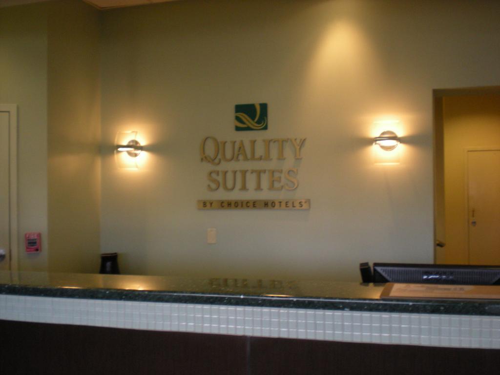 Quality Suites Central Colorado Springs Exterior photo